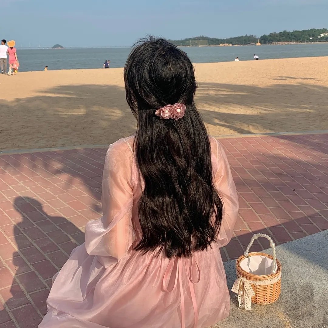三个带面纱的女子